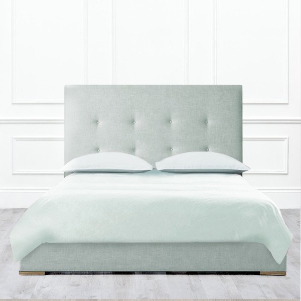 Кровать Davenport из массива с обивкой зелено-серого цвета