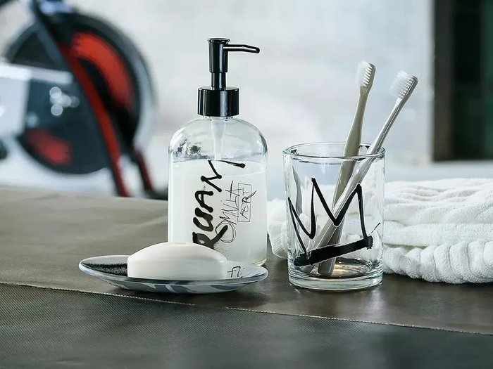 Дозатор для мыла Graffity из стекла и пластика - лучшие Диспенсеры для мыла в INMYROOM Дозатор для мыла Graffity из стекла и пластика - лучшие Диспенсеры для мыла в INMYROOM