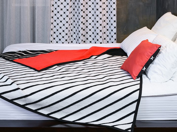 Плед Memphis 130х170 бело-черного цвета - лучшие Пледы в INMYROOM Плед Memphis 130х170 бело-черного цвета - лучшие Пледы в INMYROOM