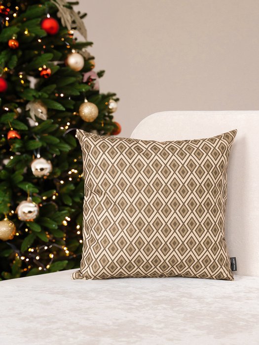 Декоративная подушка Lira 45х45 бежевого цвета - лучшие Декоративные подушки в INMYROOM
