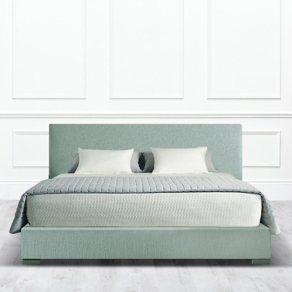 Кровать Carrollton из массива с обивкой зелено-серого цвета