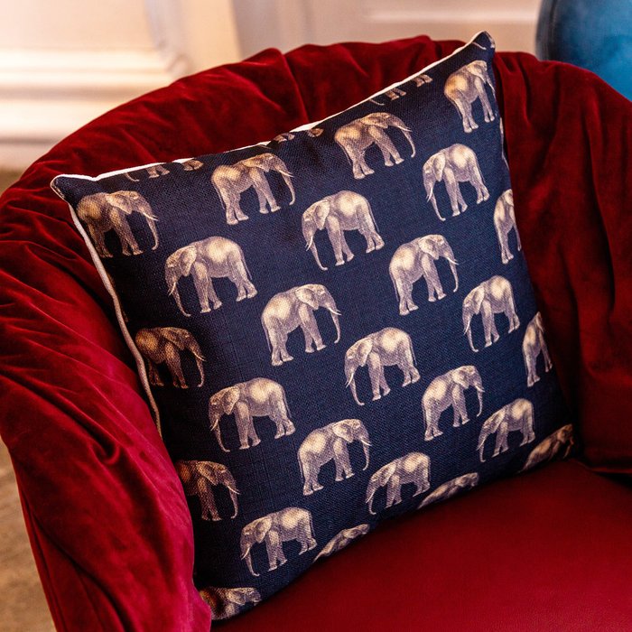 Интерьерная подушка Группа слонов в черном 45х45 - купить Декоративные подушки по цене 2000.0
