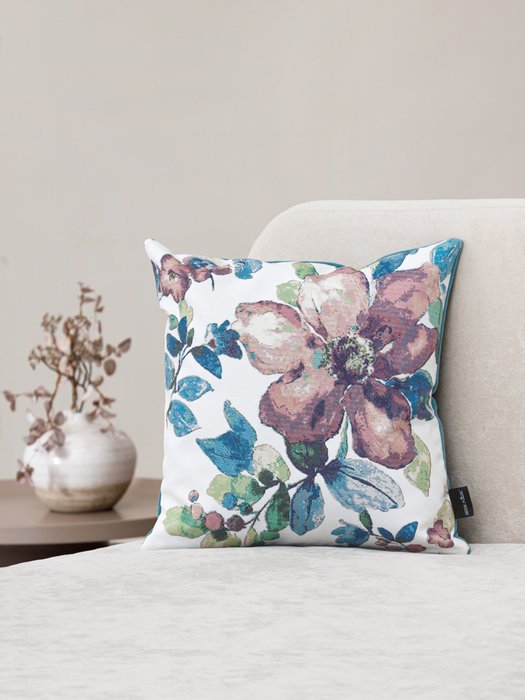 Декоративная подушка Aquarel с цветочным принтом - лучшие Декоративные подушки в INMYROOM