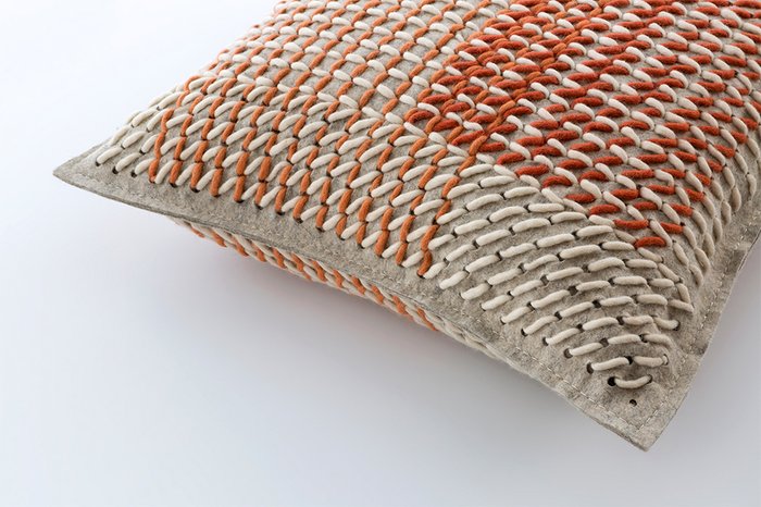 Квадратная подушка Canevas Geo Cora кораллового цвета - лучшие Декоративные подушки в INMYROOM