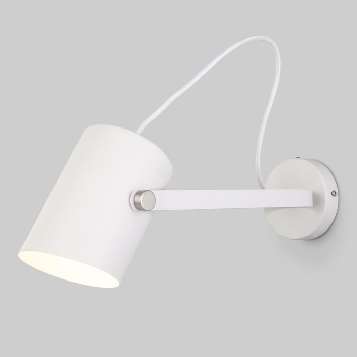 Настенный светильник Italio белого цвета с поворотным плафоном  - купить Накладные споты по цене 2620.0