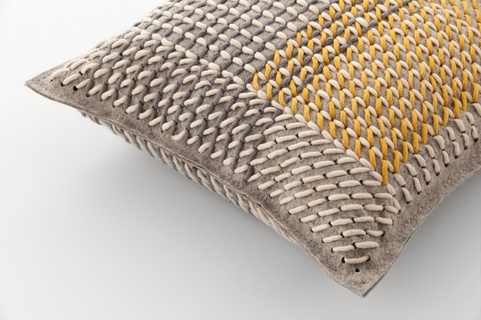 Квадратная подушка Canevas Geo Grey серо-желтого цвета - купить Декоративные подушки по цене 13990.0