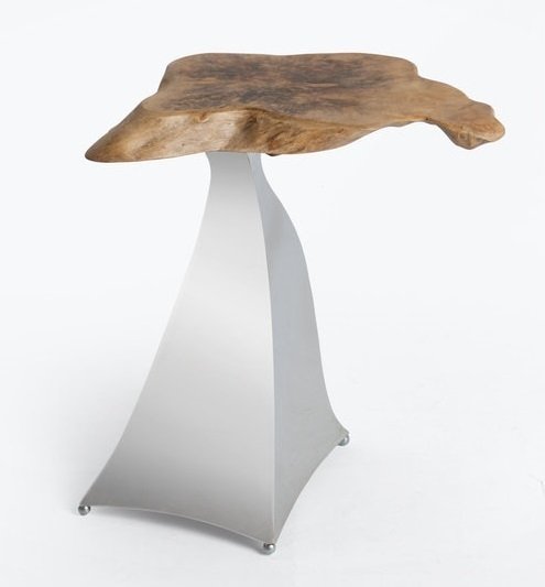 Столик на стальной ножке со столешницей из дерева магнолии  