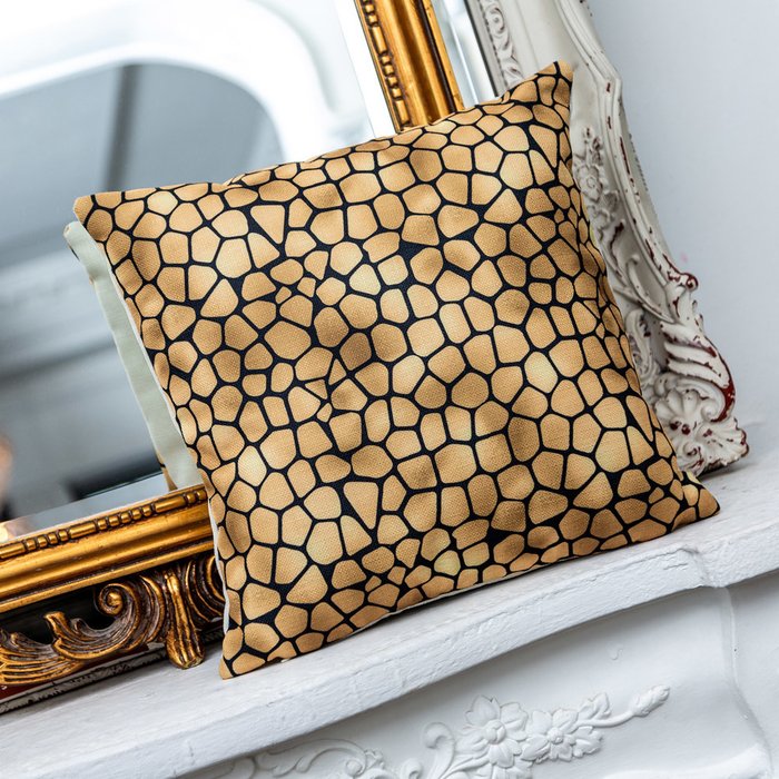 Интерьерная подушка Сафари черно-золотого цвета - лучшие Декоративные подушки в INMYROOM