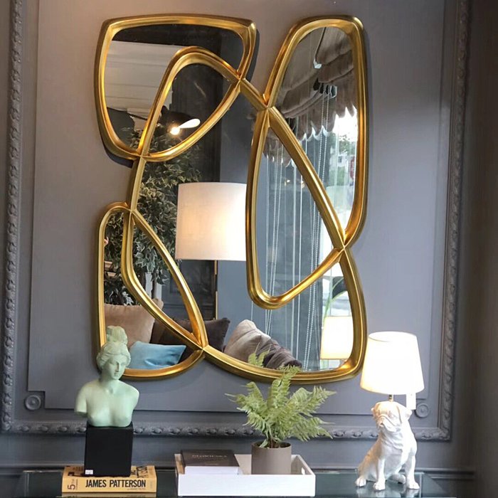 Настенное зеркало Энигма в раме золотого цвета - лучшие Настенные зеркала в INMYROOM