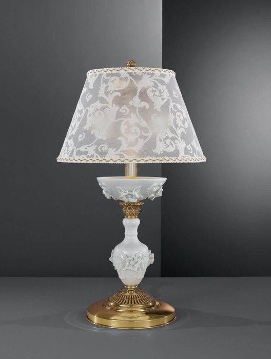 Настольная лампа с белым абажуром 