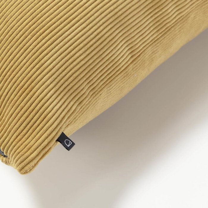 Чехол для декоративной подушки Namie желтого цвета - купить Чехлы для подушек по цене 3290.0