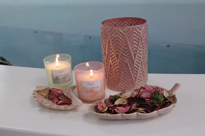 Ароматическая свеча Peony Freesia розового цвета - купить Ароматы для дома по цене 475.0