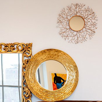 Настенное зеркало Бенуа Голд золотистого цвета - лучшие Настенные зеркала в INMYROOM