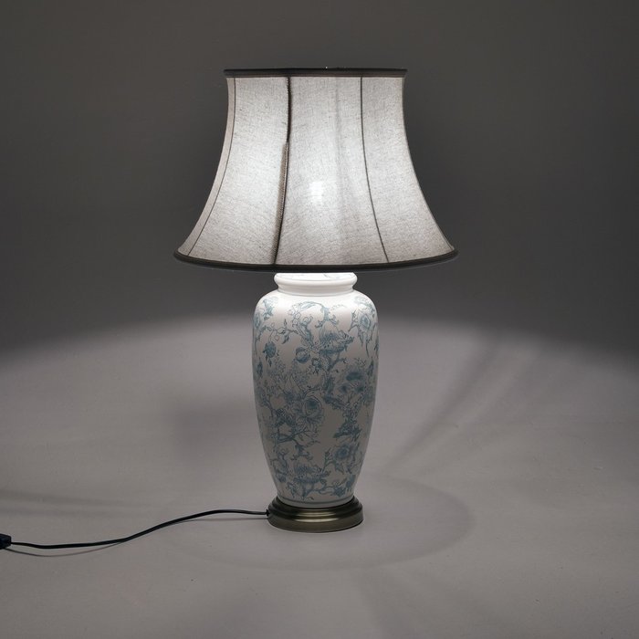 Лампа настольная с белым абажуром  - купить Настольные лампы по цене 25560.0