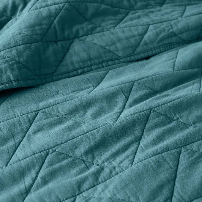 Покрывало Scenario стеганое сине-зеленого цвета с зигзагообразной прострочкой 230x250 - купить Покрывала по цене 9749.0