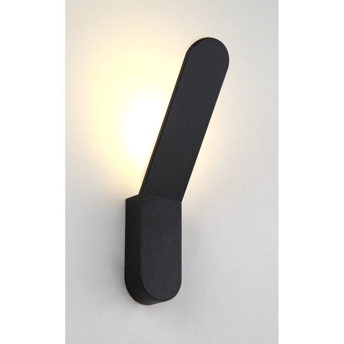 Настенный светильник черного цвета