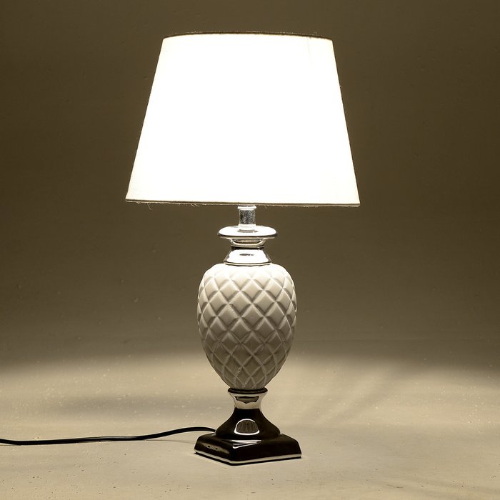 Настольная лампа с белым абажуром  - купить Подвесные светильники по цене 6200.0