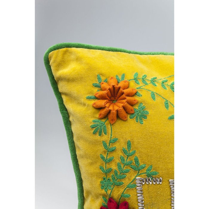 Подушка Flowers желтого цвета - лучшие Декоративные подушки в INMYROOM