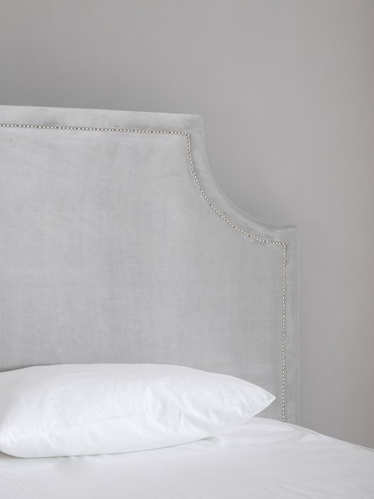 Кровать Castle Fog с изящным изголовьем из натурального бархата 200х200  - лучшие Кровати для спальни в INMYROOM