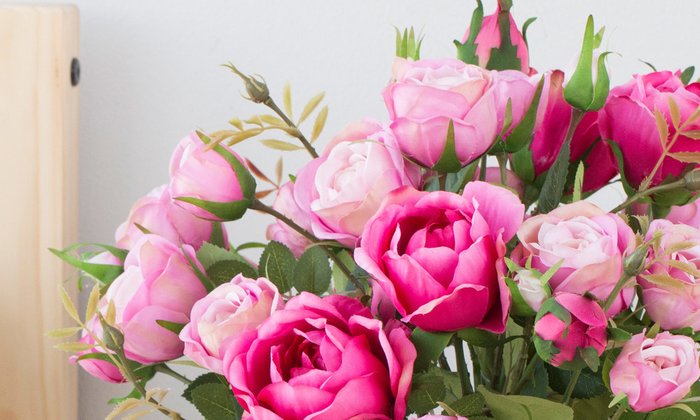 Композиция из искусственных цветов - Розы оттенков фуксии - купить Декоративные цветы по цене 10930.0