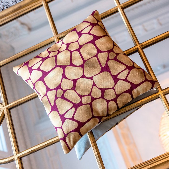 Интерьерная подушка Сахара бордово-золотого цвета  - купить Декоративные подушки по цене 2000.0