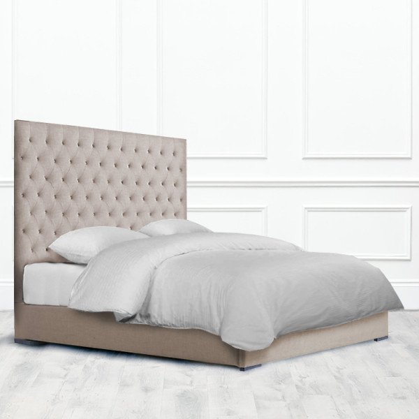 Кровать Clovis из массива с обивкой коричневого цвета 180х200