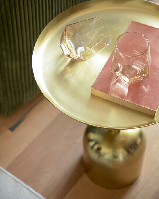 Приставной столик Adaluz из металла золотого цвета  - лучшие Кофейные столики в INMYROOM