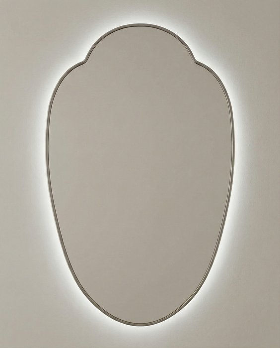 Настенное зеркало Milis в раме серебряного цвета с подсветкой