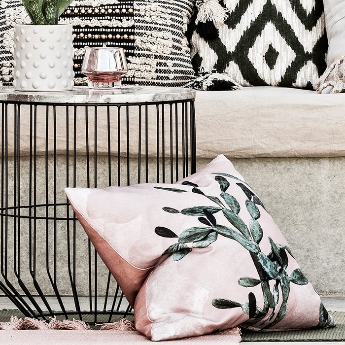 Декоративная подушка Montezuma розового цвета - лучшие Декоративные подушки в INMYROOM