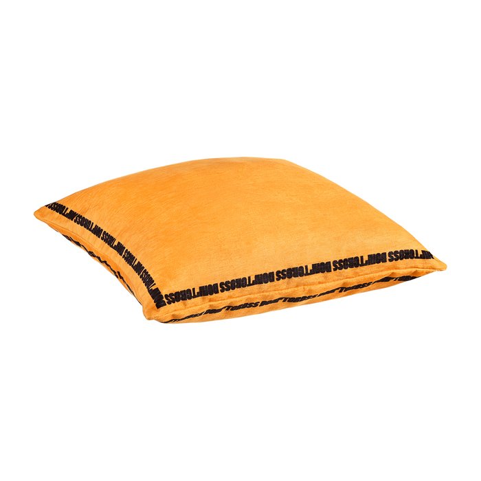 Декоративная подушка Don`t cross 40х40 оранжевого цвета - лучшие Декоративные подушки в INMYROOM