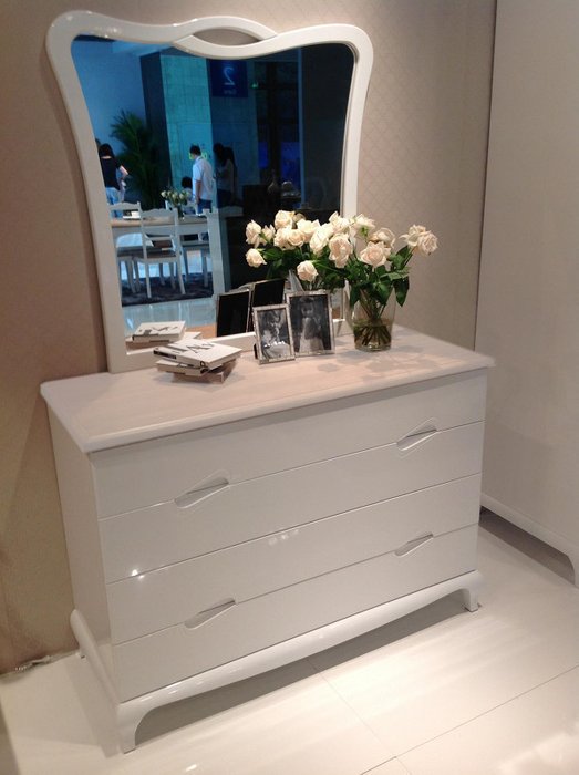Зеркало Belluno белого цвета - купить Настенные зеркала по цене 7153.0