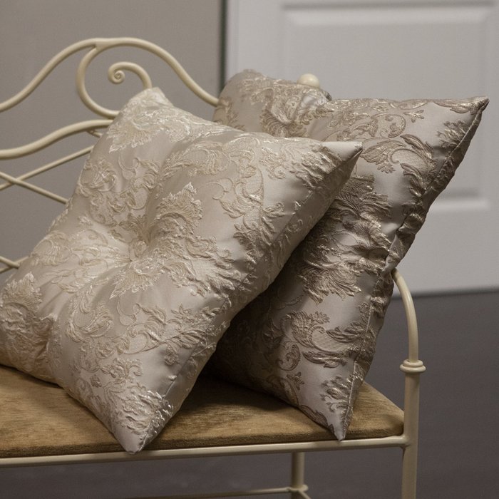 Подушка декоративная Каледония бежевого цвета - лучшие Декоративные подушки в INMYROOM