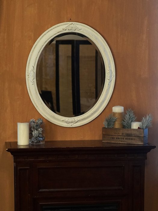 Настенное зеркало Antique в раме белого цвета  - купить Настенные зеркала по цене 9900.0