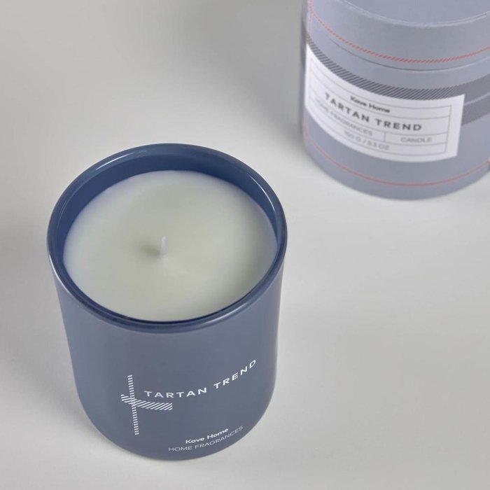 Ароматическая свеча Tartan Trend синего цвета - купить Свечи по цене 3290.0