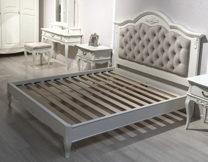 Кровать Akrata 160×200 бело-бежевого цвета с эффектом старения              - лучшие Кровати для спальни в INMYROOM
