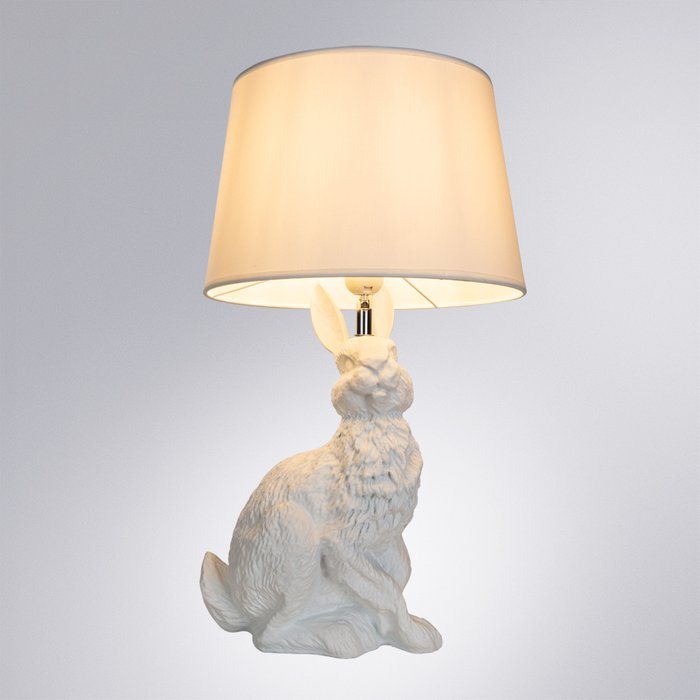 Настольная лампа Izar белого цвета - купить Настольные лампы по цене 5790.0