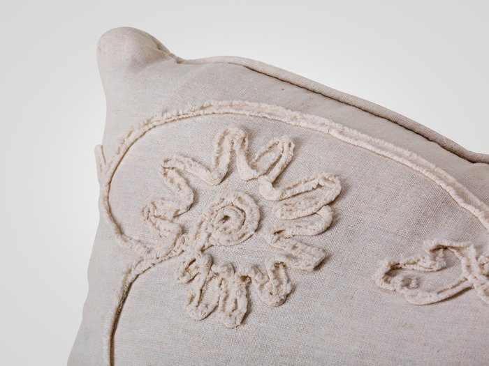 Подушка декоративная белого цвета - купить Декоративные подушки по цене 1980.0