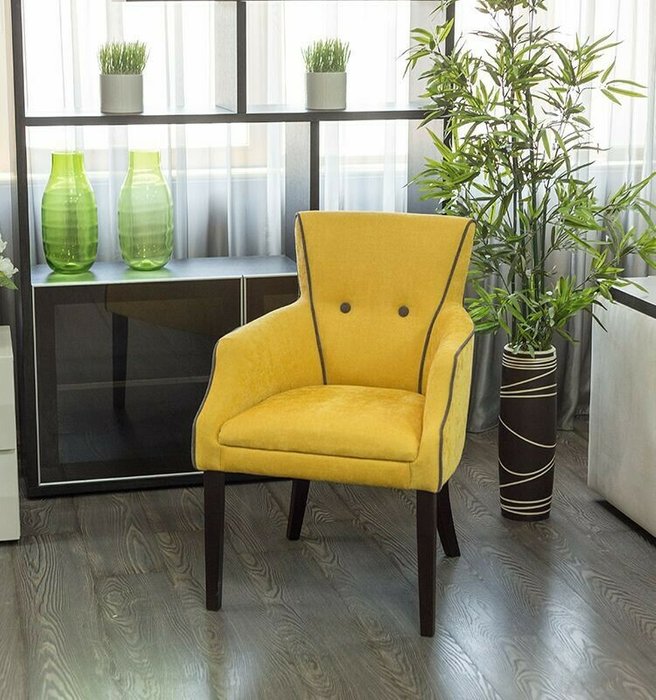 Стул-кресло мягкий Yukka горчичного цвета на белых ножках - лучшие Интерьерные кресла в INMYROOM