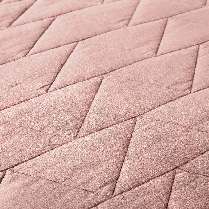 Покрывало Scenario стеганое розового цвета с зигзагообразной прострочкой 150x150 - лучшие Покрывала в INMYROOM