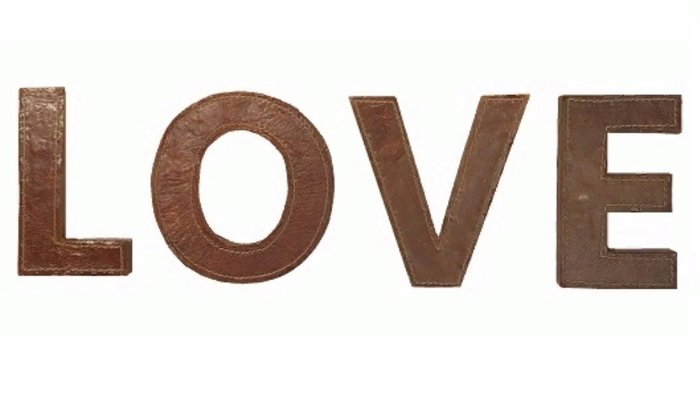 Декоративная надпись Love коричневого цвета