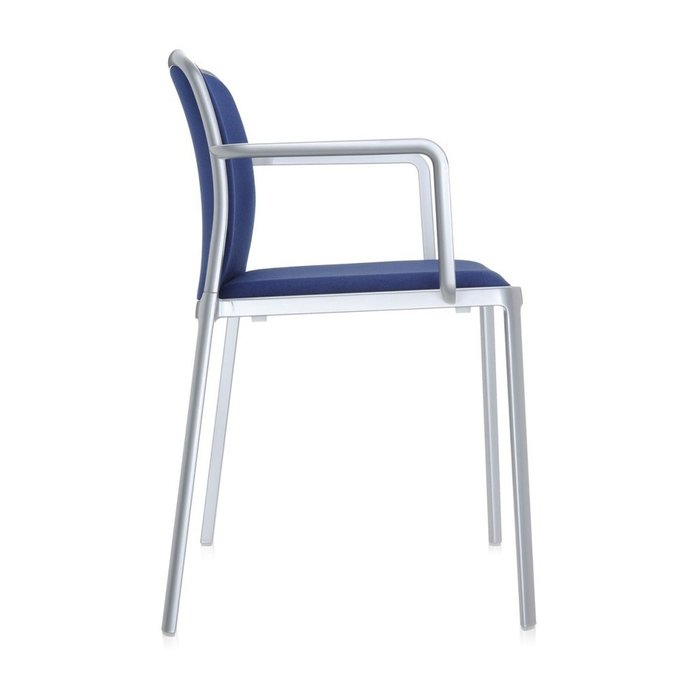 Стул Audrey Soft темно-синего цвета с подлокотниками - лучшие Обеденные стулья в INMYROOM