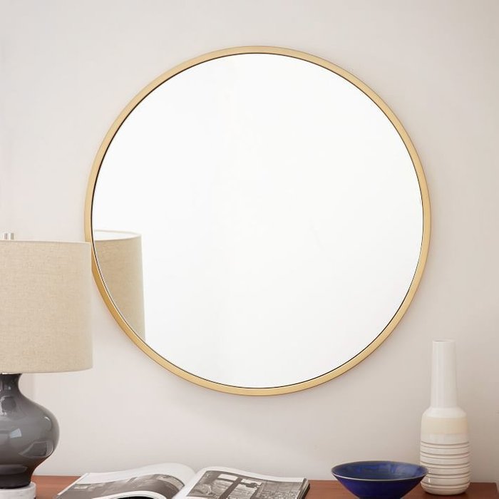 Настенное зеркало Rolland в раме золотого цвета  - купить Настенные зеркала по цене 9690.0