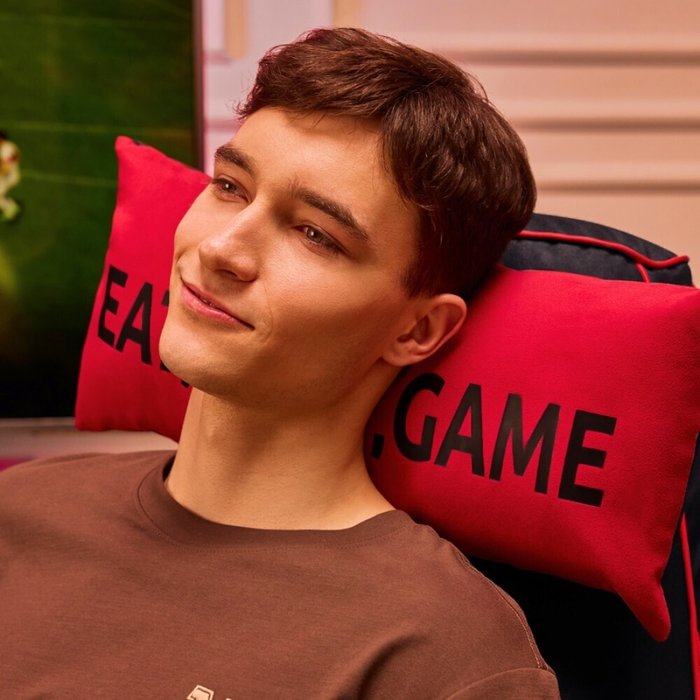 Декоративная подушка Game Zone красного цвета - лучшие Декоративные подушки в INMYROOM Декоративная подушка Game Zone красного цвета - лучшие Декоративные подушки в INMYROOM