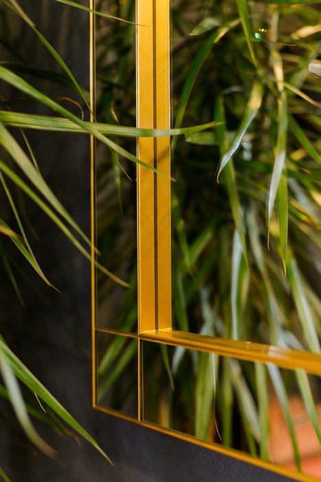 Зеркало настенное Alterna золотого цвета - лучшие Настенные зеркала в INMYROOM