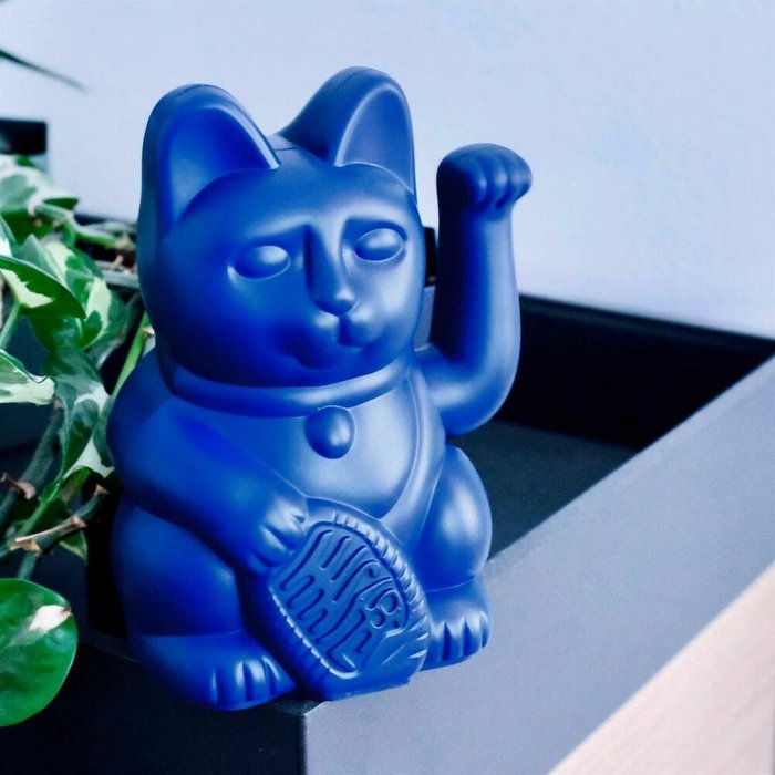 Декоративная фигурка-статуэтка Lucky Cat М темно-синего цвета - лучшие Фигуры и статуэтки в INMYROOM