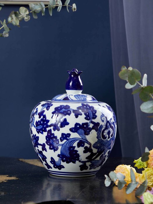 Фарфоровая ваза S бело-синего цвета - лучшие Вазы  в INMYROOM