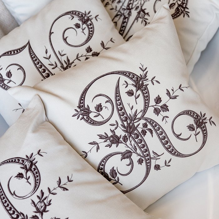 Декоративная подушка Азбука мечты буква G белого цвета - купить Декоративные подушки по цене 2000.0