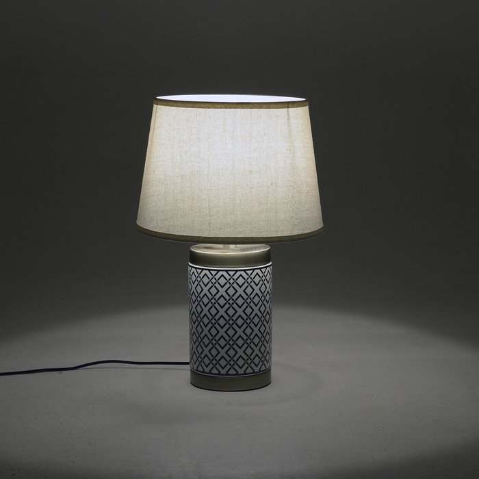 Лампа настольная с белым абажуром  - купить Настольные лампы по цене 11680.0