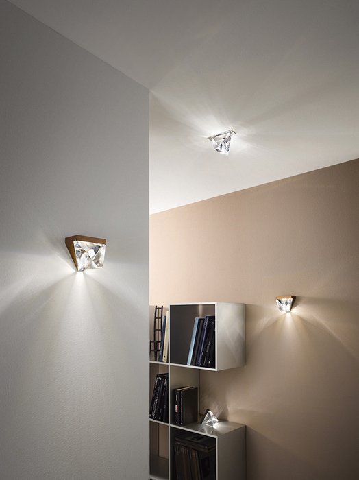 Настенный светильник Fabbian Tripla с плафоном из прозрачного хрусталя - лучшие Бра и настенные светильники в INMYROOM