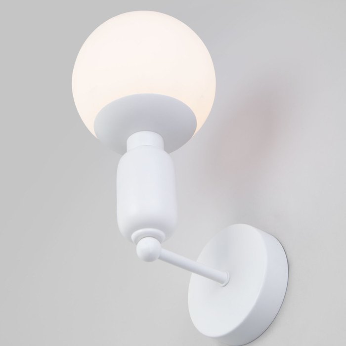 Настенный светильник Bubble белого цвета со стеклянным плафоном  - купить Бра и настенные светильники по цене 3920.0